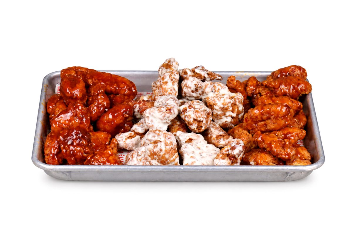 Family boneless tray with wings in two sauces